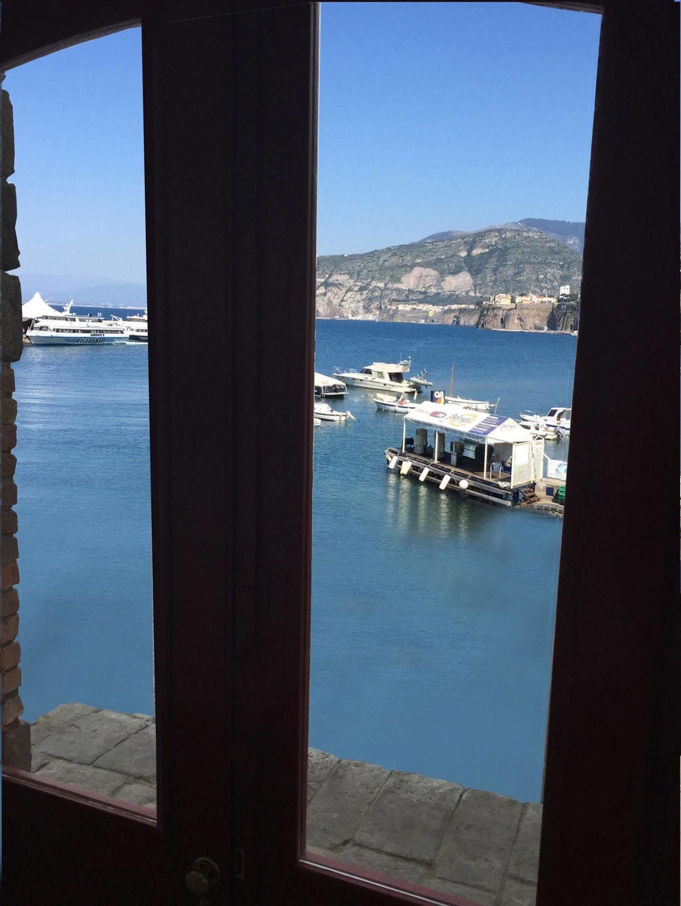 Yacht Club Capo Cervo Suites B&B 소렌토 외부 사진