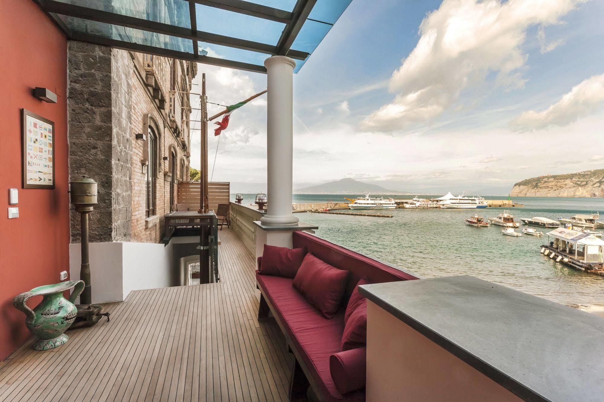 Yacht Club Capo Cervo Suites B&B 소렌토 외부 사진