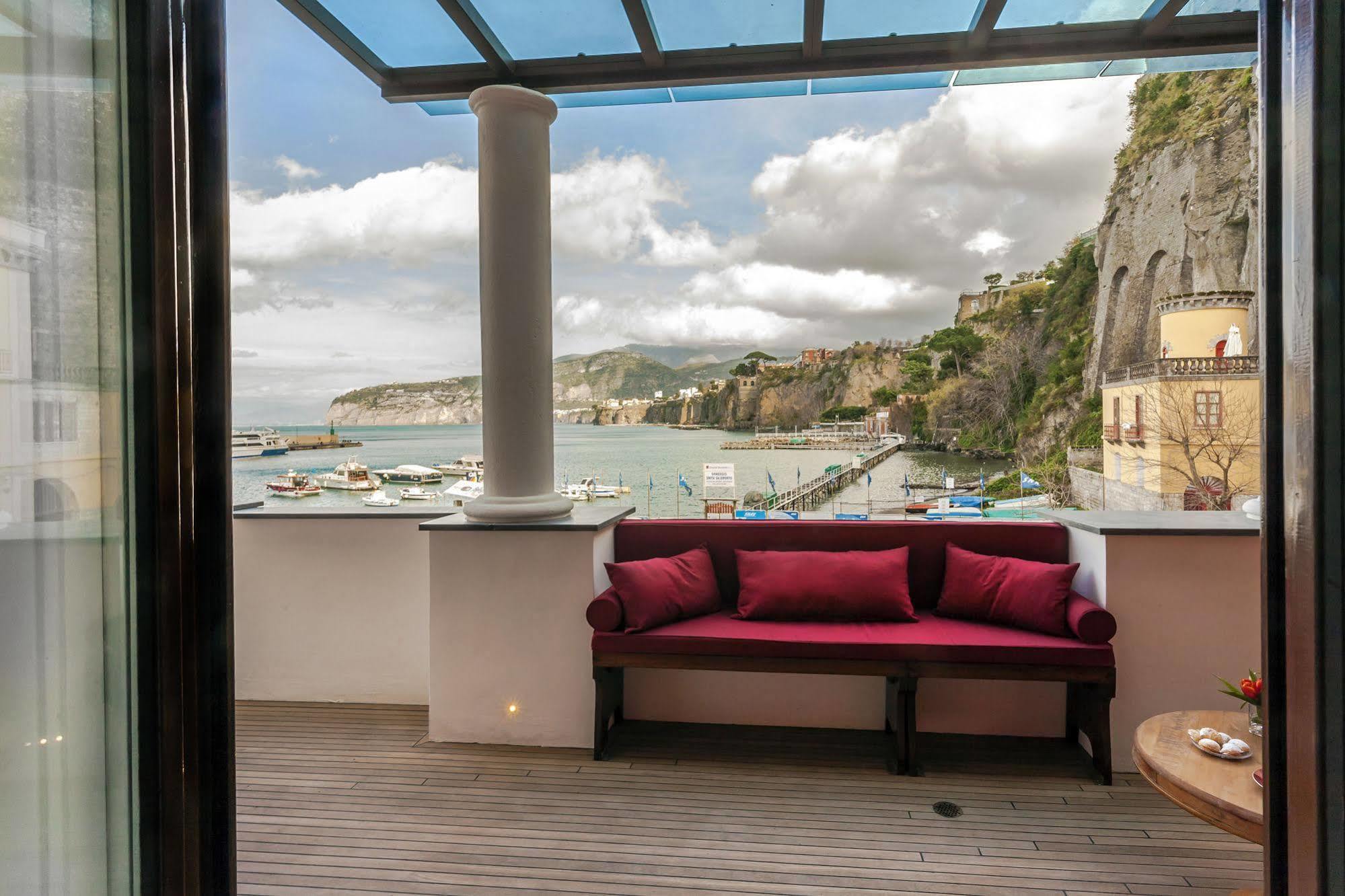 Yacht Club Capo Cervo Suites B&B 소렌토 외부 사진