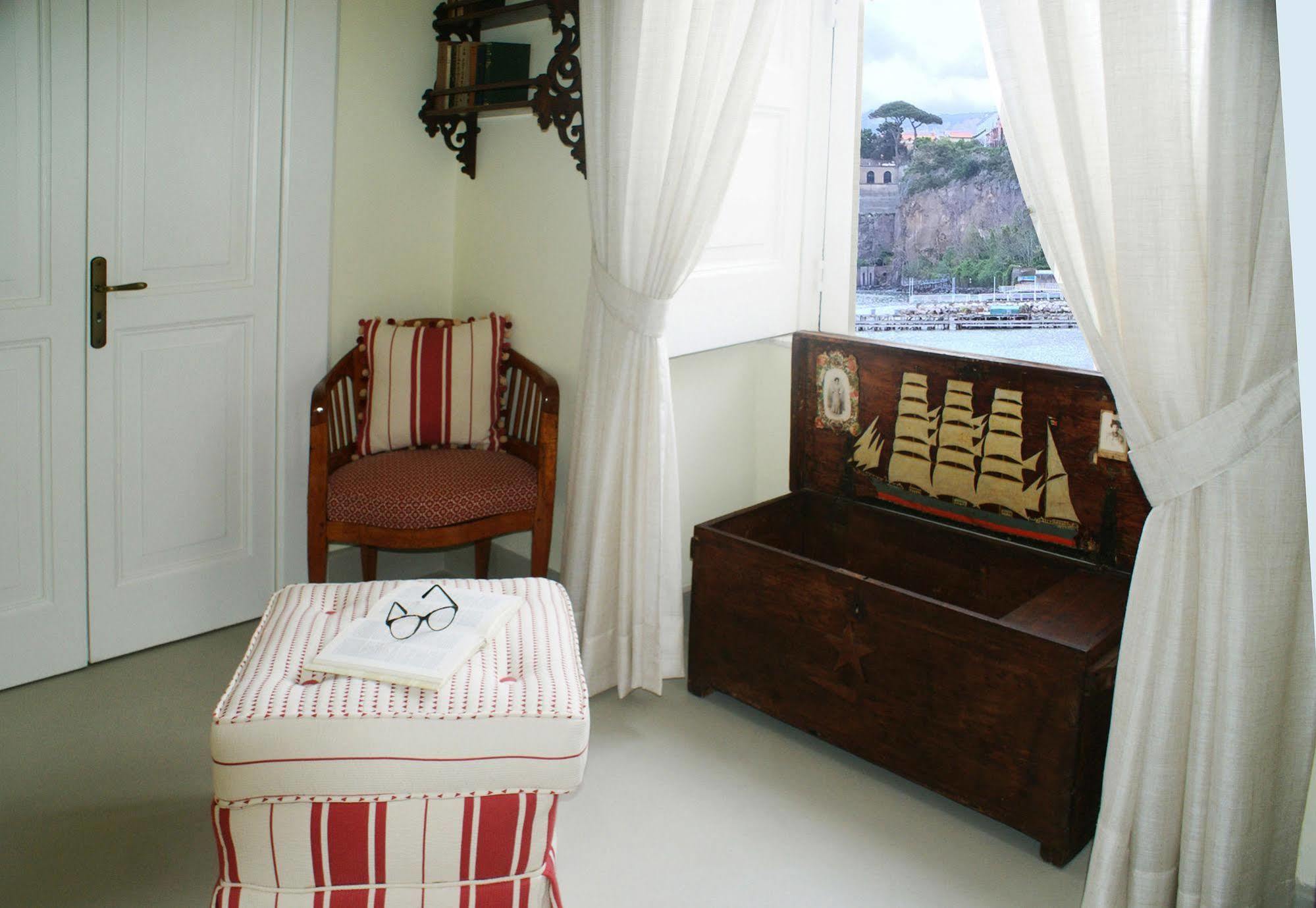 Yacht Club Capo Cervo Suites B&B 소렌토 외부 사진
