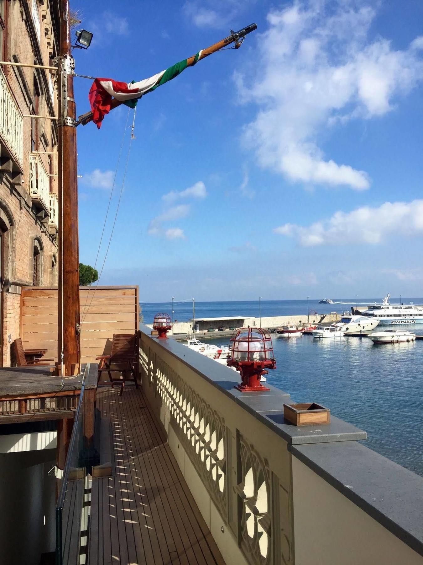 Yacht Club Capo Cervo Suites B&B 소렌토 외부 사진