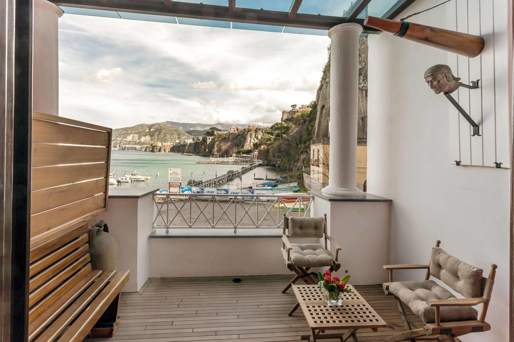 Yacht Club Capo Cervo Suites B&B 소렌토 외부 사진