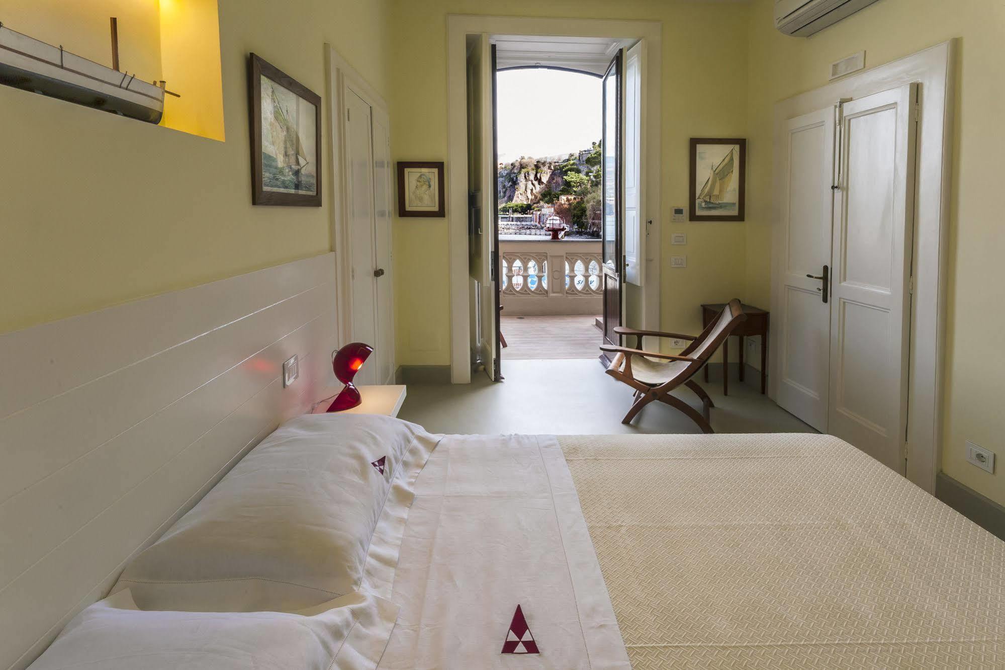 Yacht Club Capo Cervo Suites B&B 소렌토 외부 사진