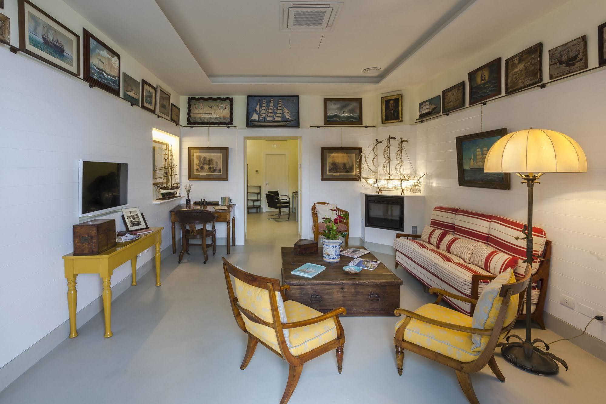 Yacht Club Capo Cervo Suites B&B 소렌토 외부 사진