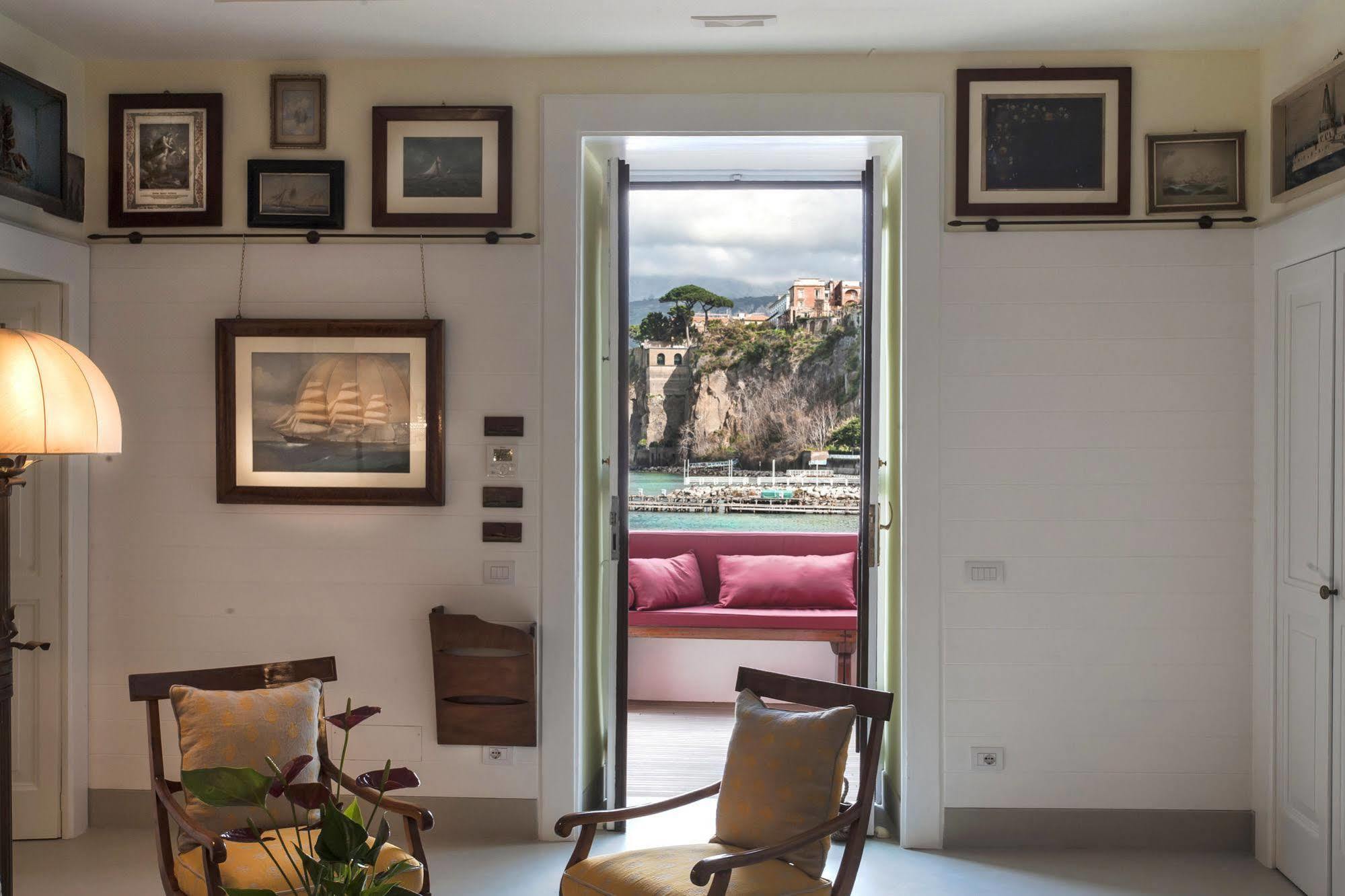 Yacht Club Capo Cervo Suites B&B 소렌토 외부 사진